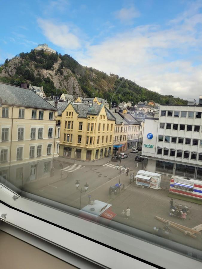 Single Elegant Room I Sentrum- Sea View Alesund Bagian luar foto