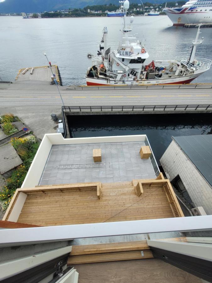 Single Elegant Room I Sentrum- Sea View Alesund Bagian luar foto
