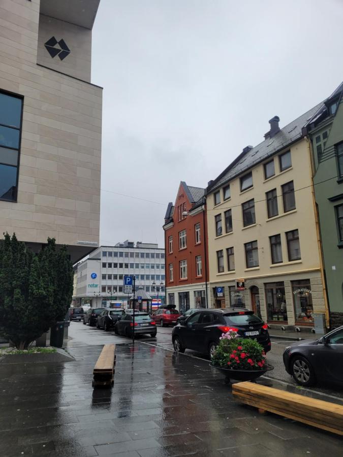 Single Elegant Room I Sentrum- Sea View Alesund Bagian luar foto