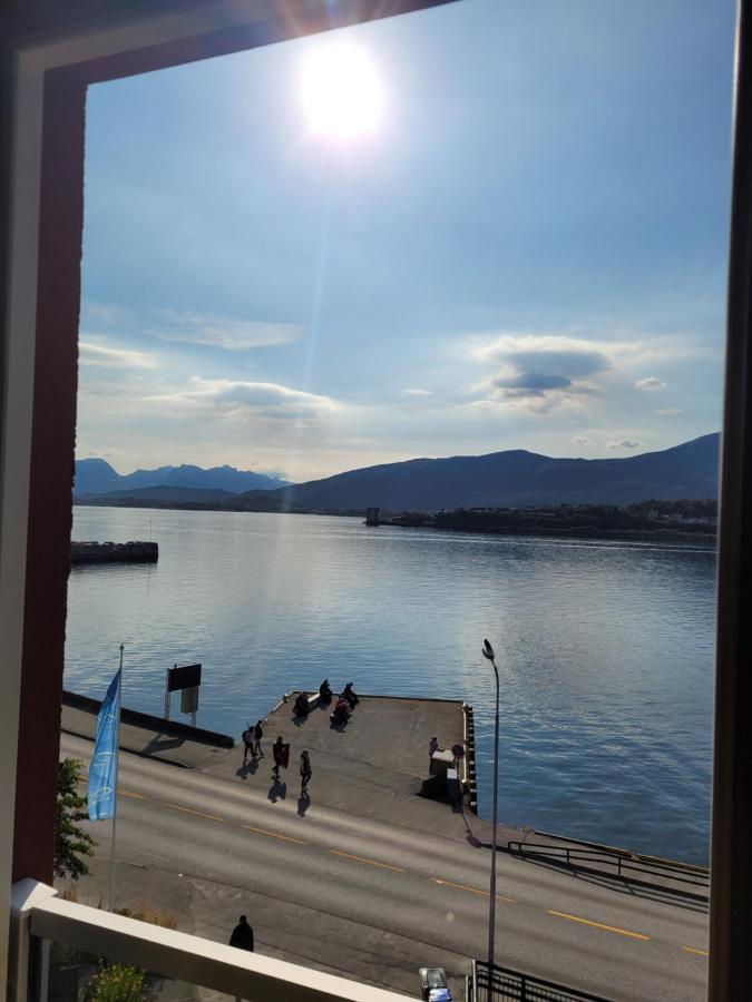 Single Elegant Room I Sentrum- Sea View Alesund Bagian luar foto
