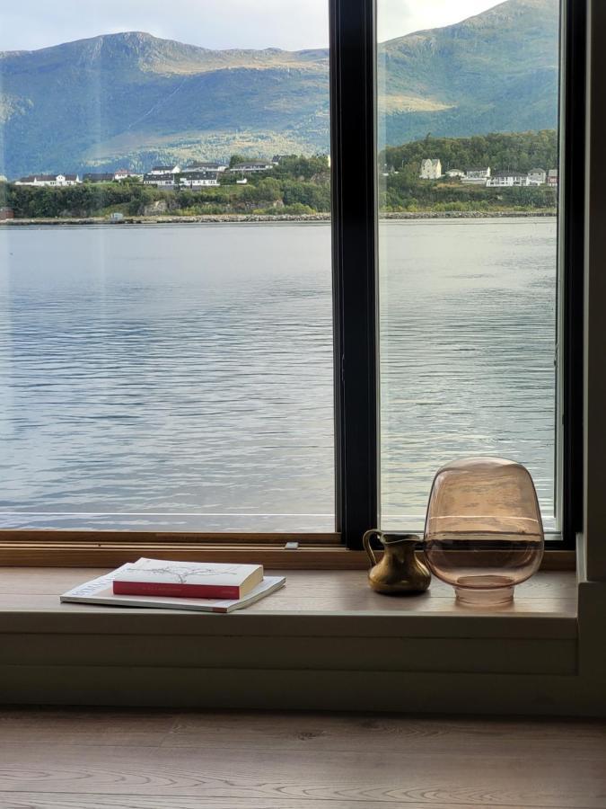 Single Elegant Room I Sentrum- Sea View Alesund Bagian luar foto