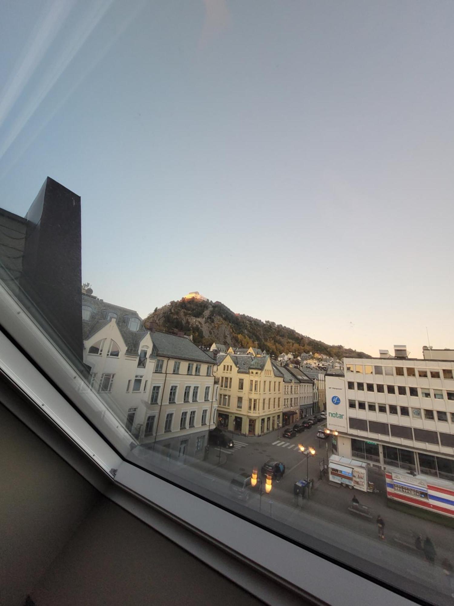 Single Elegant Room I Sentrum- Sea View Alesund Bagian luar foto