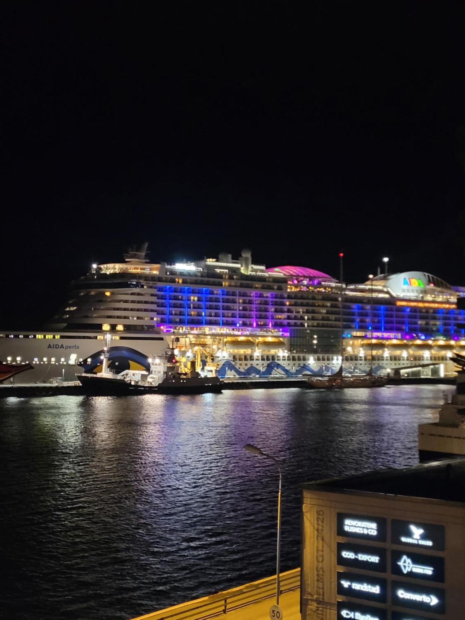 Single Elegant Room I Sentrum- Sea View Alesund Bagian luar foto